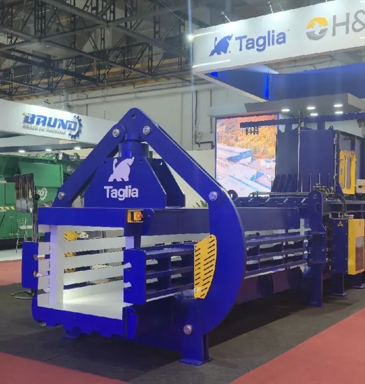 Estand de Taglia con socios internacionales en una feria del sector