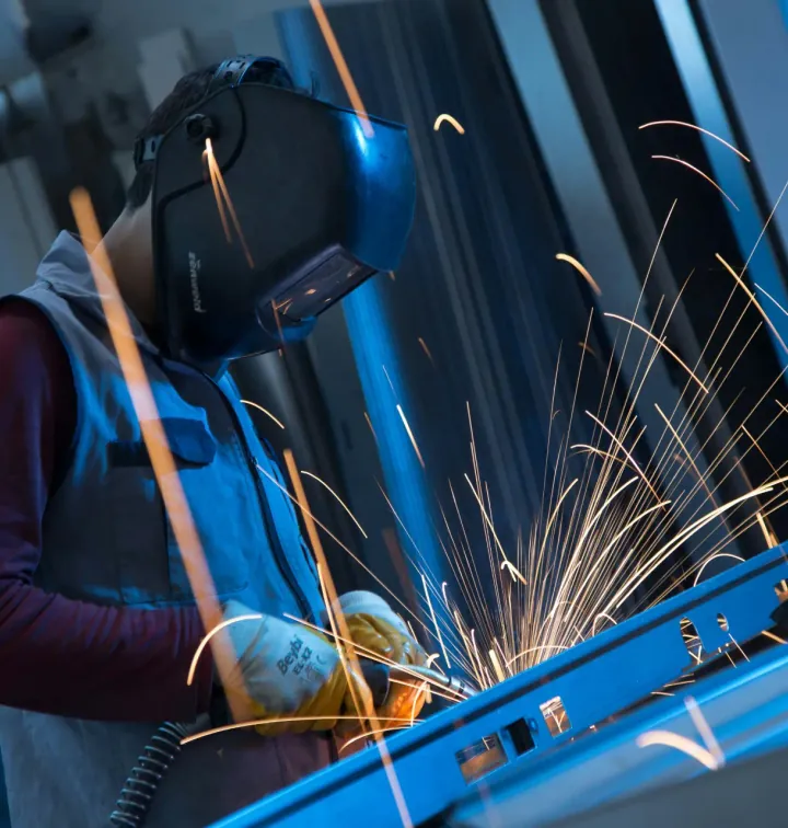 Técnico de Taglia realizando mantenimiento y soldadura en un equipo industrial