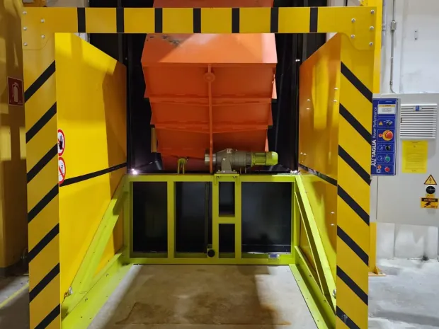 Contenedor volcado sobre el compactador