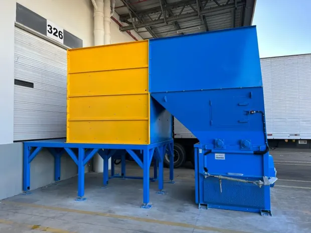Conjunto de volteador y compactador instalados